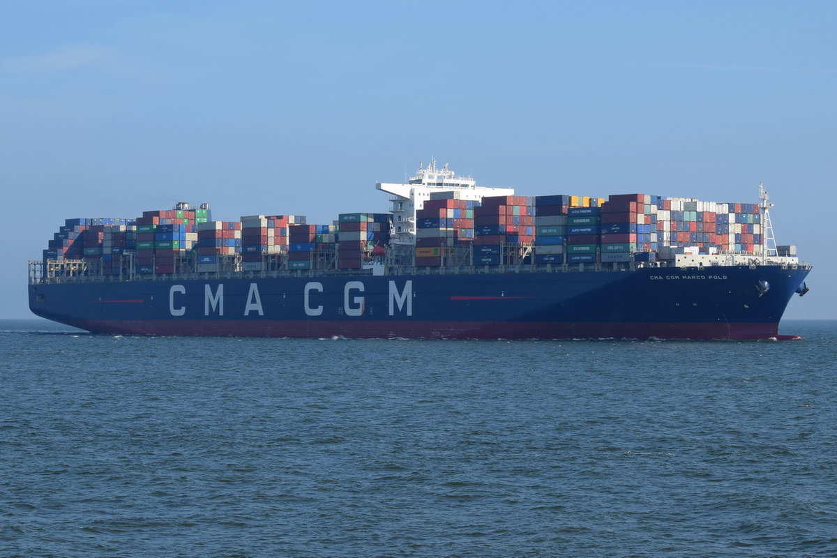CMA CGM MARCO POLO , Containerschiff , IMO  9454436 , 16020 TEU , Baujahr 2012 , 396m × 53.6m ,  am 06.09.2018 bei der Alten Liebe Cuxhaven 