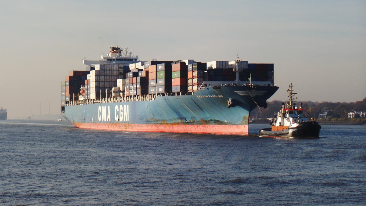 CMA CGM RABELAIS (IMO 9406635) am 4.11.2015, Hamburg einlaufend, Elbe Höhe Bubendeyufer / 
Containerschiff  /  BRZ 72.884  / Lüa 299,93 m, B 40,0 m, Tg 14,5 m / 1 Diesel, MAN B&W, 57.100 kW (77635 PS), 25,6 kn / 6540 TEU, davon 500 Reefer  / gebaut 2010 in Süd Korea / Flagge: Malta, Heimathafen Valetta  /  
