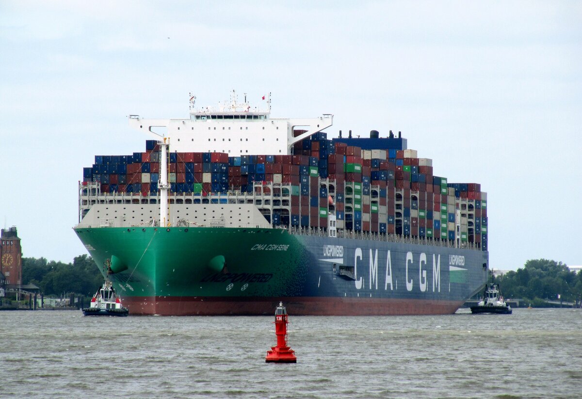 CMA CGM SEINE  (IMO 9987196 , 399,9 x 61,3m) am 23.07.2026 einlaufend im Hafen Hamburg . Das Containerschiff hatte das Lotsenhaus Seemannsh�ft passiert und war vor dem Wendebereich zum Waltershofer Hafen.