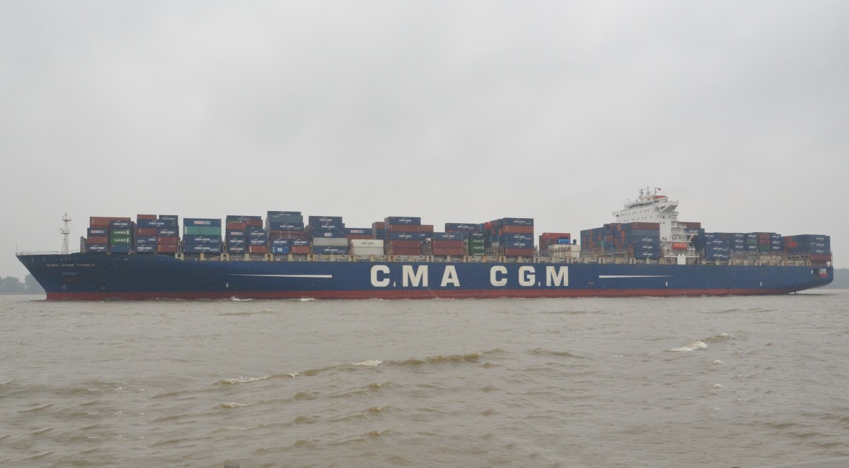 ,,CMA CGM  Tosca`` Containerschiff.  Heimathafen Marseille.  Baujahr: 2005,  IMO: 9299783, Container: 8488 TEU, Lnge: 334.07 m,  Breite: 42.80 m,  Tiefgang: 14.52 m,  Geschw: 23.00 kn,  Maschinenleistung: 69551 KW.  In Wedel einlaufend nach Hamburg am 07.10.15.