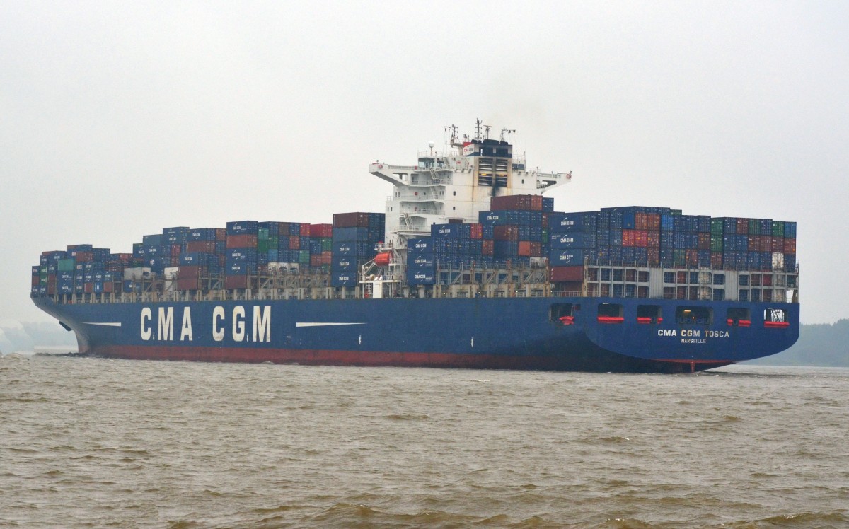 ,,CMA CGM  Tosca`` Containerschiff.  Heimathafen Marseille.  Baujahr: 2005,  IMO: 9299783, Container: 8488 TEU,  Länge: 334.07 m,  Breite: 42.80 m,  Tiefgang: 14.52 m,  Geschw: 23.00 kn,  Maschinenleistung: 69551 KW.  In Wedel einlaufend nach Hamburg am 07.10.15.