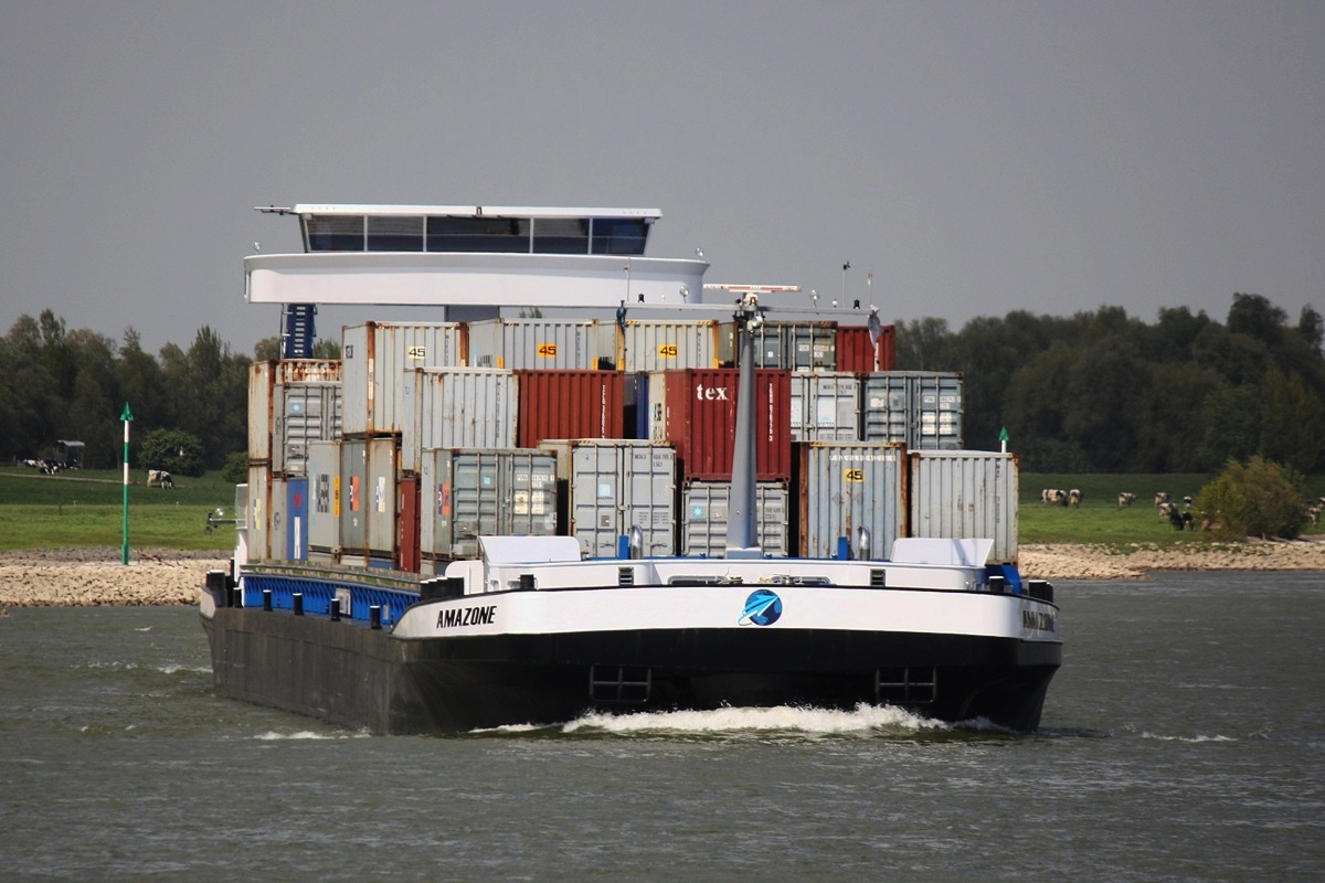 CMS Amazone - 02332193 Tonnage:5100 to.TEU:332 4 lagen 417 5 lagen am 30.04.2018 auf dem Rhein km 824 bei Xanten.