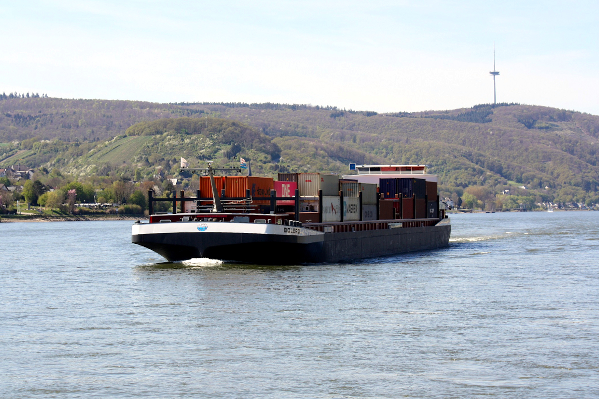 CMS BOLERO (ENI:02325839) L.135 m B.17,50 m T.5327 TEU 398 4Lagen 500 5Lagen auf dem Rhein am 18.04.2022 zu Berg in Braubach.