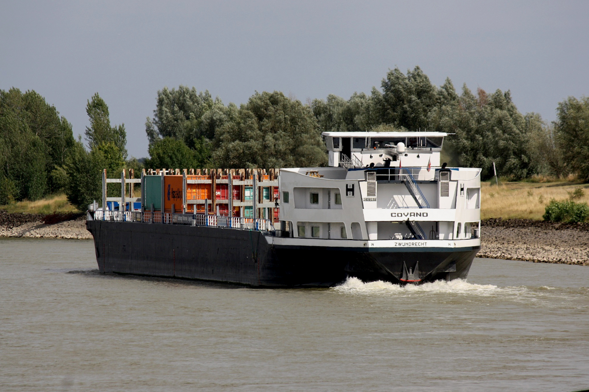 CMS COVANO (ENI:02323931) L.135 m B.16,90 m T.5185 TEU: 398 4 Lagen 500 5 Lagen Flagge Niederlande auf dem Rhein am 07.07.2022 zu Berg in Xanten.