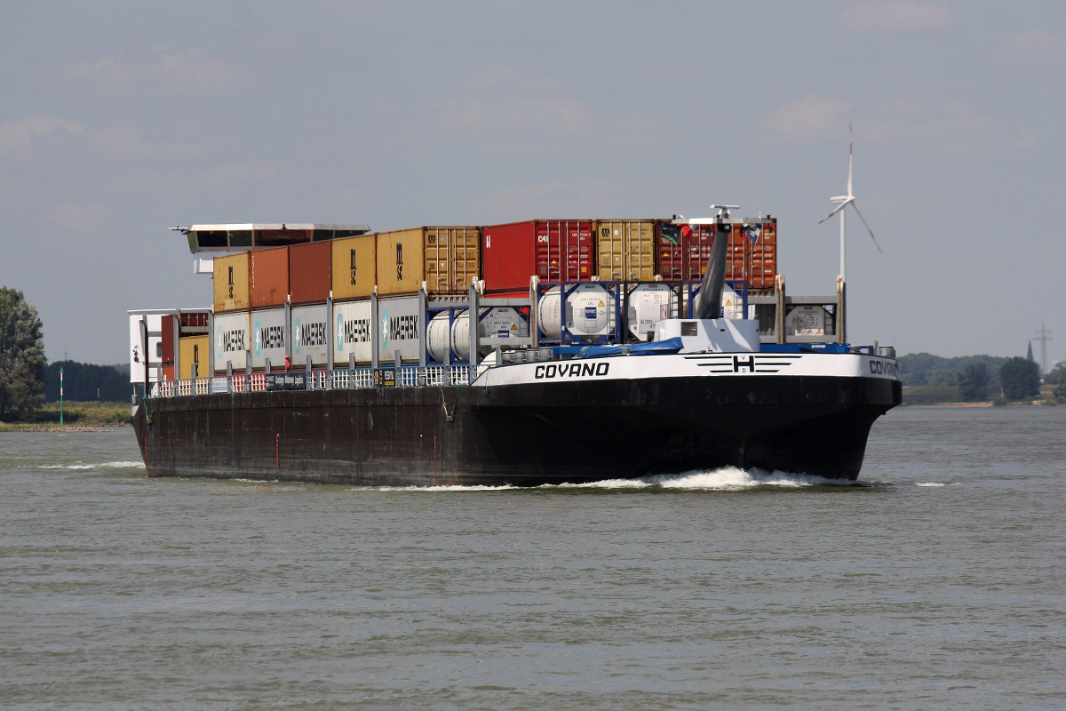 CMS COVANO (ENI:02323931) L.135m B.16,90m To.5165 TEU 398 4 Lagen 500 5 Lagen am 25.06.2020 auf dem Rhein in Xanten zu Berg.