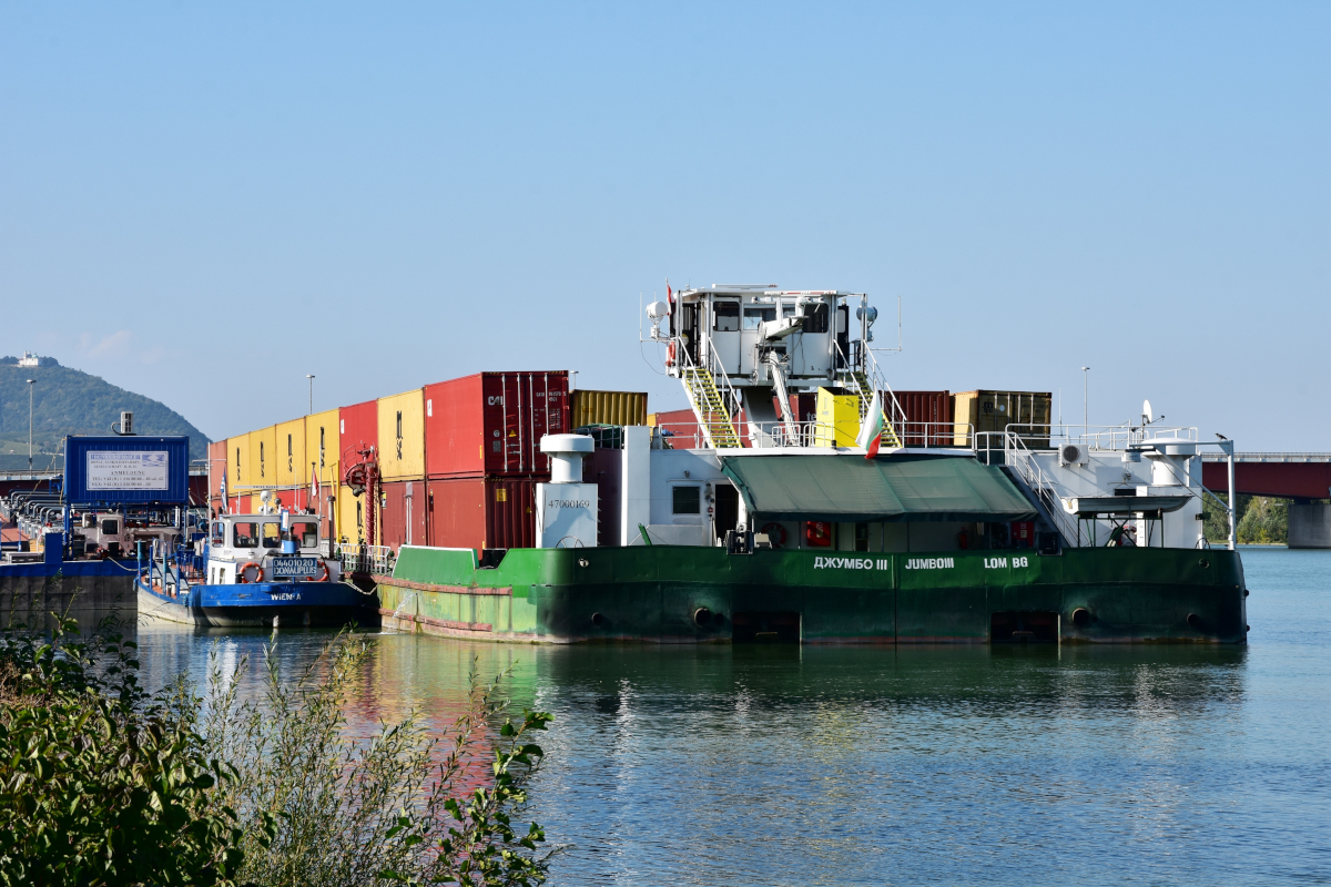 CMS JUMBO III (Heimathafen Lom, Bulgarien) (am 2018-09-28 auf der Donau in Wien) hat an der Tankstelle kurz vor der Brigittenauer Brücke angelegt