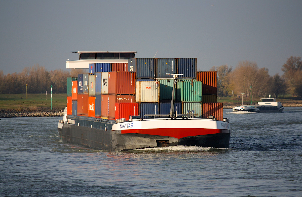 CMS NAVITAS (ENI:02328781) L.135m B.14,20m T 5002 TEU 421 Flagge Niederlande am 24.11.2020 auf dem Rhein zu Berg in Xanten.