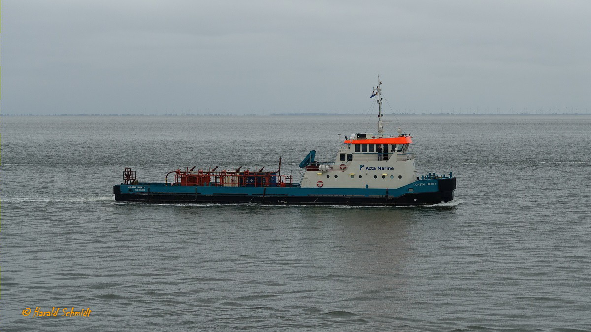 COASTAL LIBERTY (IMO 9186077) am 14.7.2019, Elbe vor Cuxhaven / 
Ex- Name: SARA MAATJE XII (bis 03.2013) /
Offshore-Serviceschiff / BRZ 328 / Lüa 42,97 m, B 9 m, Tg 1,6 m / 3 Diesel, Caterpillar C 18,  ges. 1.070 kW (1.455 PS) / gebaut 1997 bei Padmos Scheepswerf, Stellendam, Niederlande Flagge: Niederlande, Heimathafen: Den Helder / 
