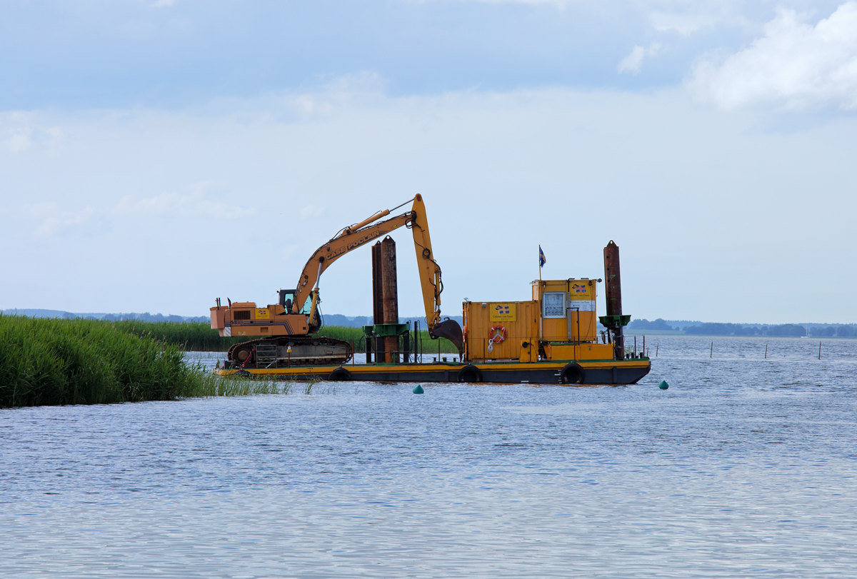 Colcrete-von Essen Arbeitsponton mit Bagger von Case Poclain im Hafen von Mönkebude. - 28.06.2015