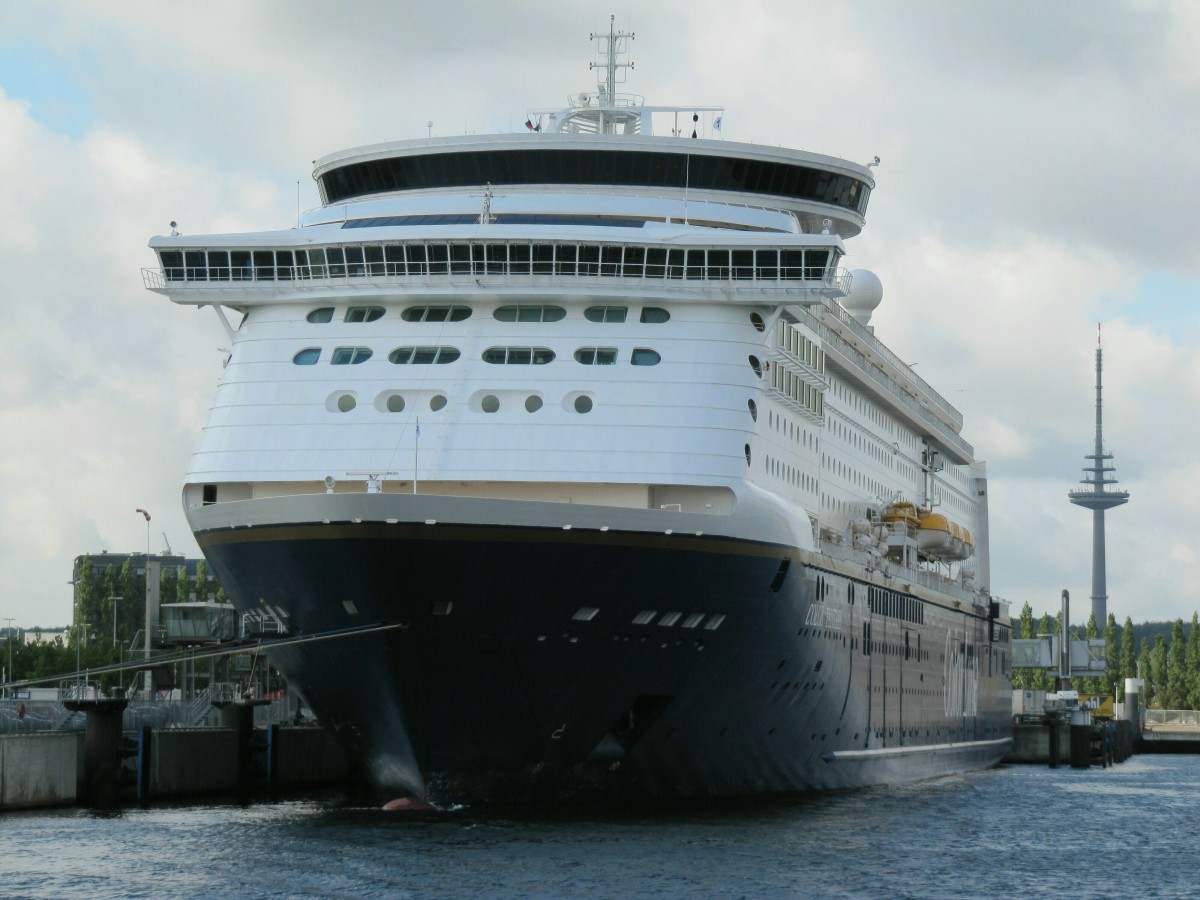 Color Fantasy , IMO 9278234 , 223,75 x 35 , am 15.08.2014 im Hafen Kiel.