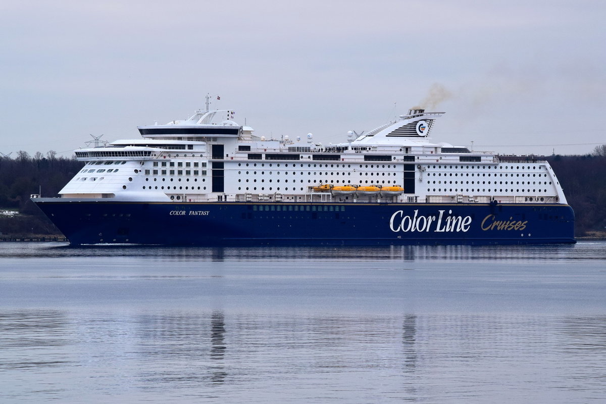 COLOR FANTASY , Ro-Ro/Passenger Ship , IMO 9278234 , Baujahr 2004 , 223.8 × 41.4m , 2990 Passagiere und 250 Besatzung , am 17.02.2018 auf der Kieler Förde  nach Oslo unterwegs