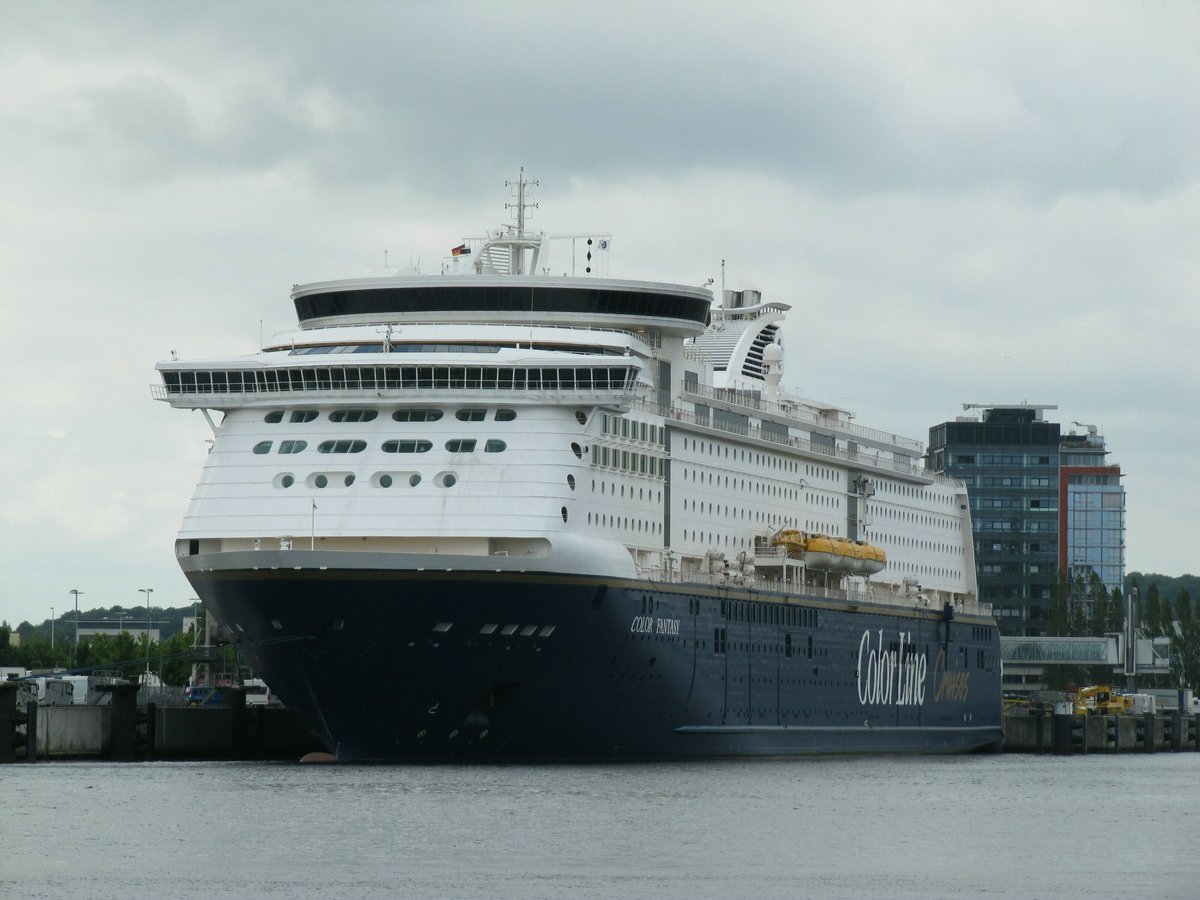 Color Fantasy (IMO 9278234 , 223,75 x 35m) lag am 11.06.2018 an seinem Anleger in Kiel.