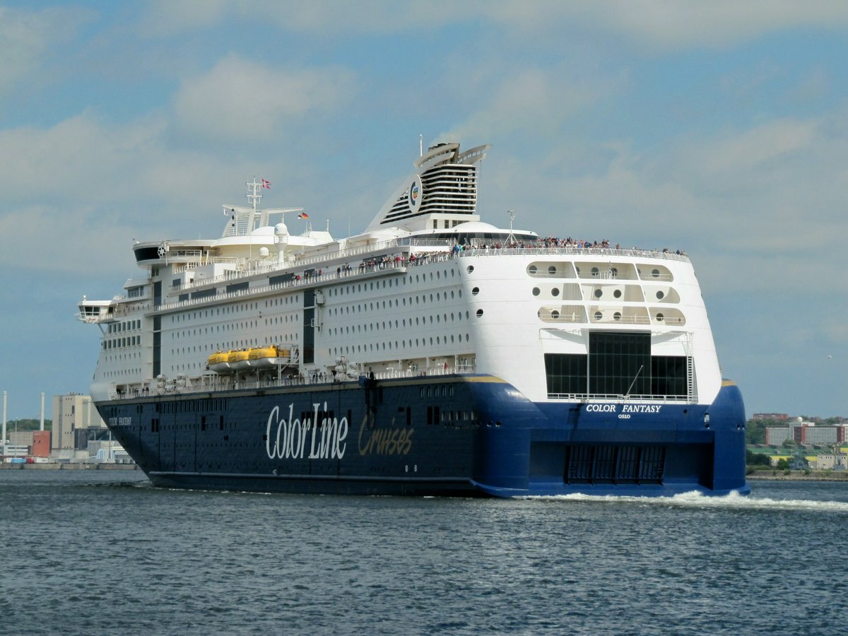 Color Fantasy (IMO 9278234 , 223,75 x 35m) am 11.06.2018 auslaufend Kiel nach Oslo.