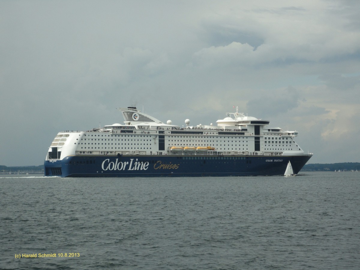 COLOR FANTASY (IMO 9278234) am 10.8.2013,  Kieler Auenfrde,  auslaufend /
Fhrschiff auf der Route Kiel-Oslo / BRZ 75.027 / La 223,9 m, B 41,35 m, Tg 7,02 m / vier 8-Zyl.-Wrsil-Diesel mit Getriebe, 31.200 kW (42.432 PS), 2 Propeller, 22,1 kn / 2.770 Pass., 250 Crew / 750 PKW, 2.500 Ladungsmeter / 2004 bei Kvaerner Masa Yards, Turku, Finnland /
