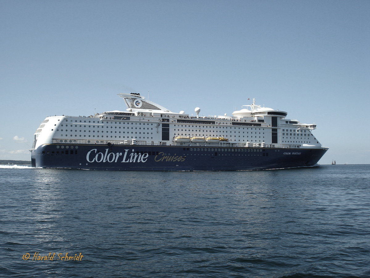 COLOR FANTASY (IMO 9278234) am 22.6.2009,  Kiel auslaufend, Außenförde  /

Fährschiff auf der Route Kiel-Oslo / BRZ 75.027 / Lüa 223,9 m, B 41,35 m, Tg 7,02 m / vier 8-Zyl.-Wärsilä-Diesel mit Getriebe, 31.200 kW (42.432 PS), 2 Propeller, 22,1 kn / 2.770 Pass., 250 Crew / 750 PKW, 2.500 Ladungsmeter / 2004 bei Kvaerner Masa Yards, Turku, Finnland /

