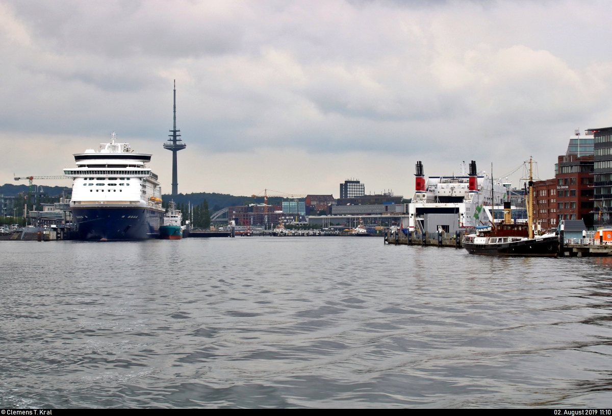Color Magic der Color Line AS (links) nach Oslo (N) sowie Stena Scandinavica der Stena Line AB nach Göteborg (S) liegen im Kieler Hafen. Rechts vorn befindet sich das Dampfschiff  Bussard  des Kieler Stadt- und Schifffahrtsmuseums.
Aufgenommen während einer Hafenrundfahrt.
[2.8.2019 | 11:10 Uhr]