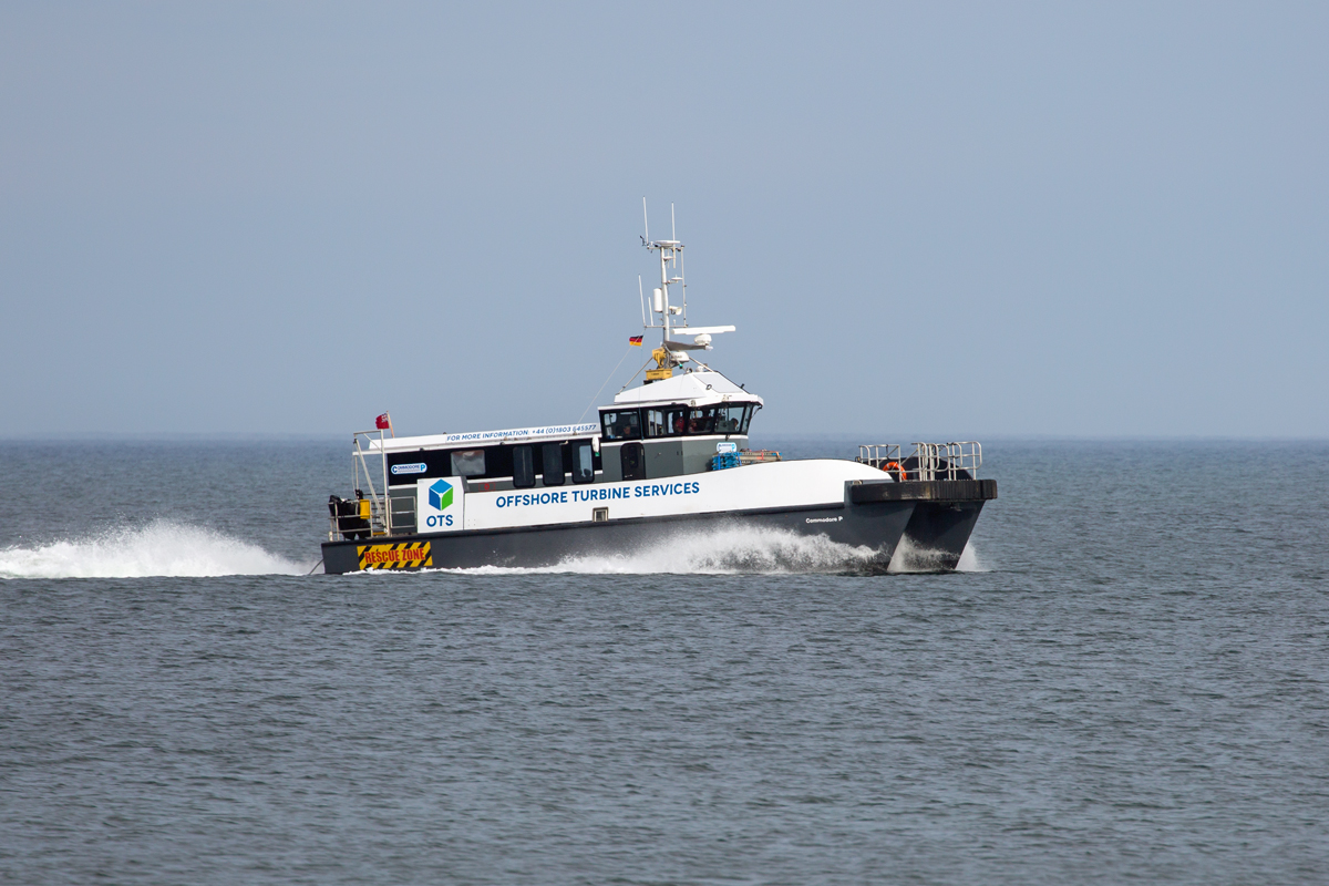 Commodore P des Offshore Turbine Services auf der Fahrt zum Sassnitzer Stadthafen, dort liegt am Anleger bereits Commander P. - 31.05.2019
