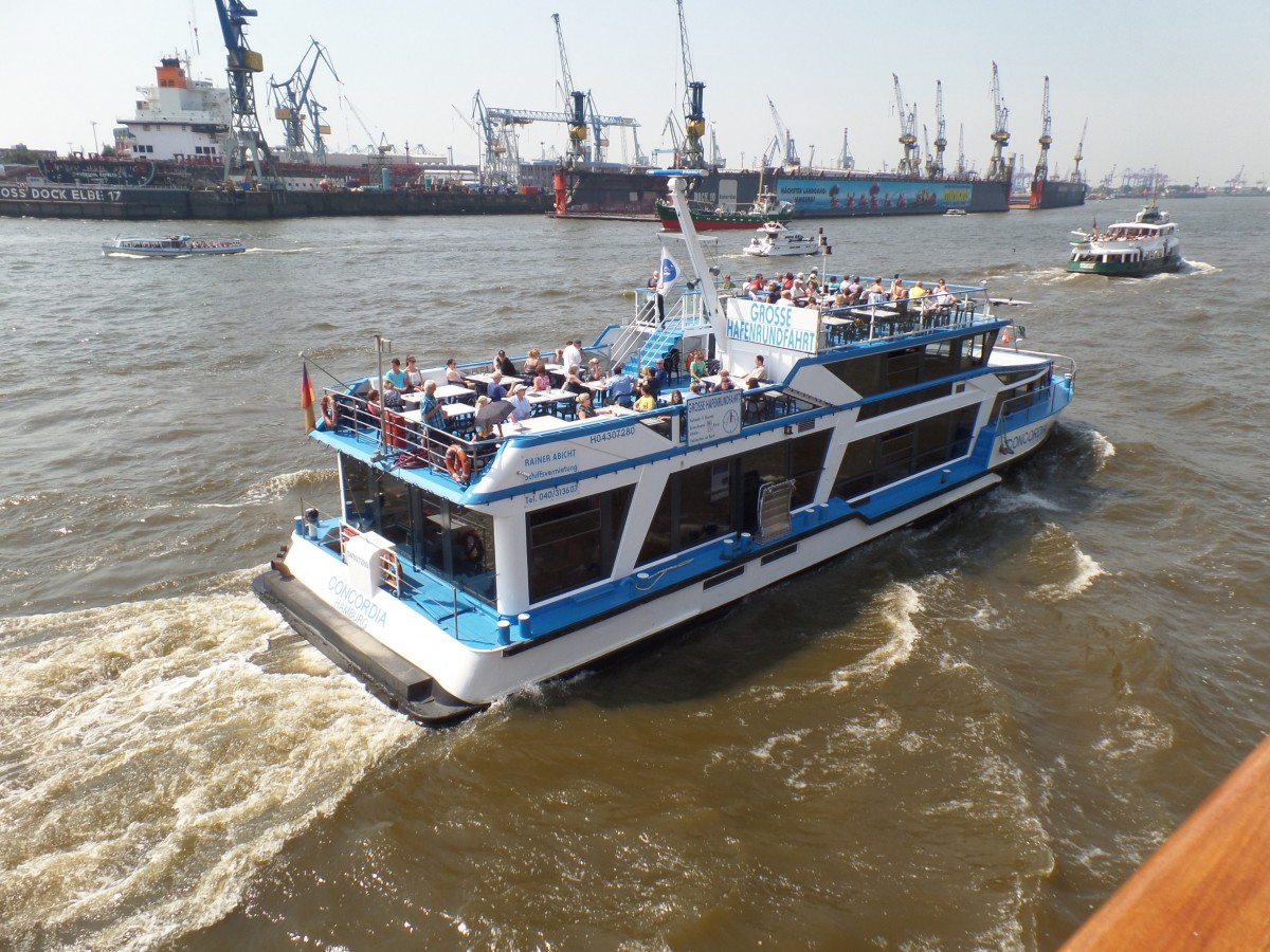 CONCORDIA (ENI 04307280) am 4.7.2015, Hamburg, Elbe cor den Landungsbrücken

Fahrgast-Binnenschiff / Mai 2005, Rainer Abicht Elbreederei Hamburg / Lüa 31,2 m, B 8,5 m, Tg 1,6 m / 2 Diesel, Caterpillar, ges. 666 kW, 905 PS,  12 Propeller,  kn /  250 Pass. / 1996 bei SSO, Schiffs Service Oberwinter /
