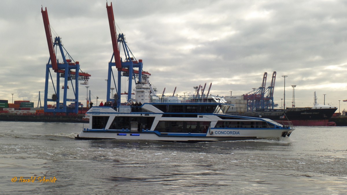 CONCORDIA (ENI 04307280) am 9.1.2016, Hamburg, Elbe Höhe Övelgönne / 

Fahrgast-Binnenschiff (Katamaran) / Mai 2005, Rainer Abicht Elbreederei Hamburg / Lüa 31,2 m, B 8,5 m, Tg 1,6 m / 2 Diesel, Caterpillar, ges. 666 kW, 905 PS,  12 Propeller,  kn /  250 Pass. / 1996 bei SSO, Schiffs Service Oberwinter /
