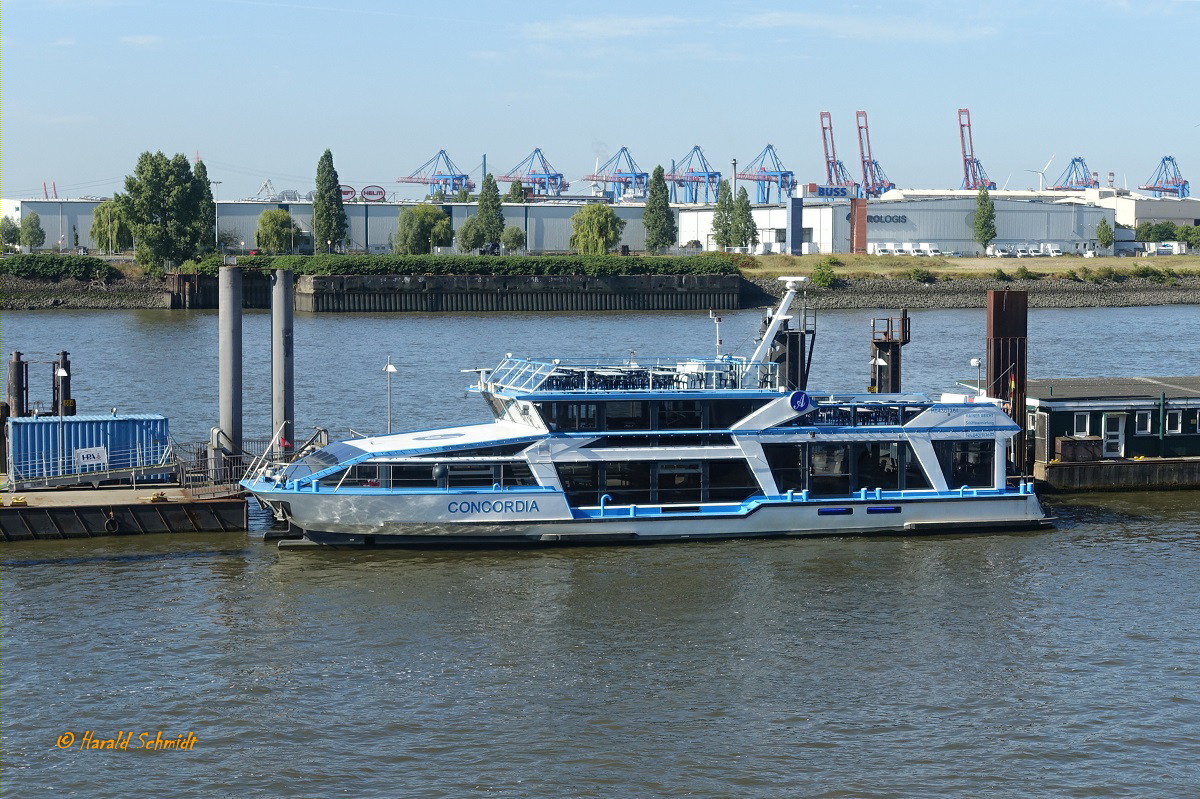 CONCORDIA (ENI 04307280) am 9.8.2022, Hamburg, Elbe Hinterkante Überseebrücke  / 

Fahrgast-Binnenschiff (Katamaran) / Lüa 31,2 m, B 8,5 m, Tg 1,6 m / 2 Diesel, Caterpillar, ges. 806 kW (1096 PS),  12 Propeller,  11,7 kn /  250 Pass. / gebaut 1995 bei SSO, Schiffs Service Oberwinter / Eigner seit Mai 2005, Rainer Abicht Elbreederei Hamburg /
