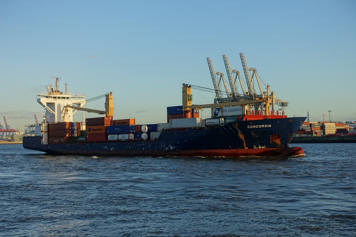 CONCORDIA (IMO 9162679) am 19.3.2019: Hamburg auslaufend, Elbe Höhe Überseebrücke /
Ex-Namen: TIZNIT – CONCORDIA – CHIQUITA LAS AMERICAS  /
Feederschiff / BRZ 7.981 / Lüa 138,5 m, B 21,75 m, Tg 8,36 m / 2 Diesel, MaK 9M32, ges. 8.640 kW (11.750 PS), 1 Propeller, 19 kn /  TEU 864, davon 232 Reeferplätze / gebaut 1997 bei Sietas, HH-Neuenfelde /  Eigner: Drevin Bereederung; Cuxhaven, in Charter von Northsea Container Line (NCL), Norwegen / Flagge: Liberia, Heimathafen: Monrovia /
