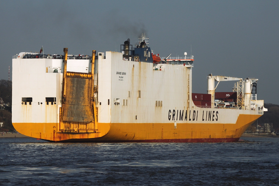 ConRo Frachtschiff GRANDE BENIN (IMO 9343170); Eigner/Betreiber: Grimaldi; Datum: 09.03.2026; Aufnahmeort: Elbe/Hafen Hamburg, Deutschland.
