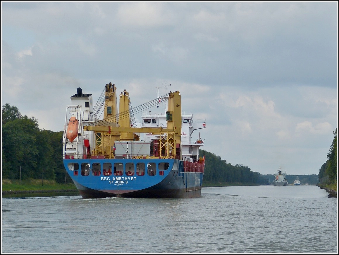 Container Frachtschiff BBC AMETHYST, Bj 2012, IMO 9504724, L 153 m, B 23 m, Motorleistung 8280 KW, Geschw. 18,5 kn. Weil nur mit einer Max Geschwindigkeit von 15 Knoten an den Engstellen gefahren werden darf, mssen wir auf dem Passagierschiff einige Zeit hinter dem vor uns fahrenden Konvoi bleiben.
Vor uns fahren das Frachtschiff Transalreck, der Tanker Trenland, und die BBC AMETHYST, an der Weiche oben links wartet das Frachtschiff JEANNY in Gegenrichtung. Nord- Ost- See Kanal am 18.09.2013