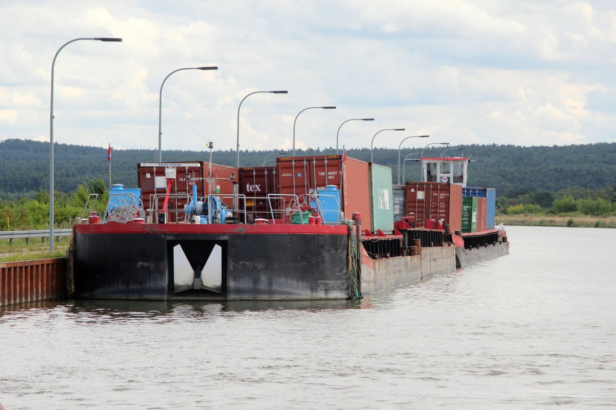 Container-Schubverband der Deutschen Binnenreederei (DBR) am 19.07.2016 im Oberen Vorhafen der Schleuse Uelzen II. Die Kopfbarge , die zwei je 32,50m langen und der eine 65m lange Leichter werden vom SB SCH 2423 (04031740) geschoben. Der Verband wartete auf seine Talschleusung.