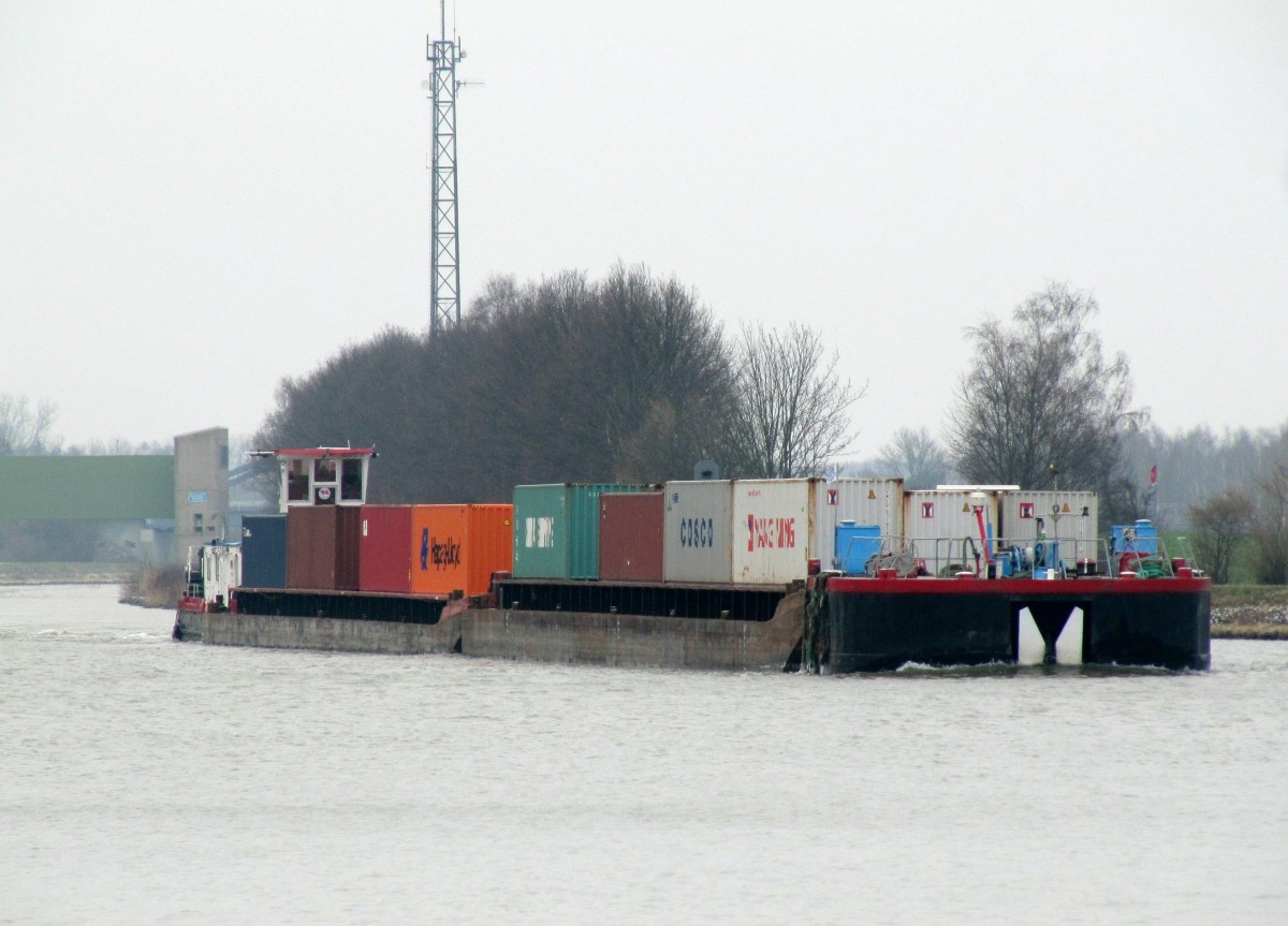 Container-Schubverband mit Kopfbarge, zwei je 65m langen SL und SB SCH2423 (04031740 , 16,50 x 8,20m) am 03.01.2016 im ESK kurz vor dem Einbiegen in den MLK bei Edesbüttel mit Fahrtrichtung BS. Diese Container-Schubverbände der Deutschen Binnenreederei fahren im Liniendienst vom Hafen HH zu vielen Häfen an der Elbe und dem Mittellandkanal.