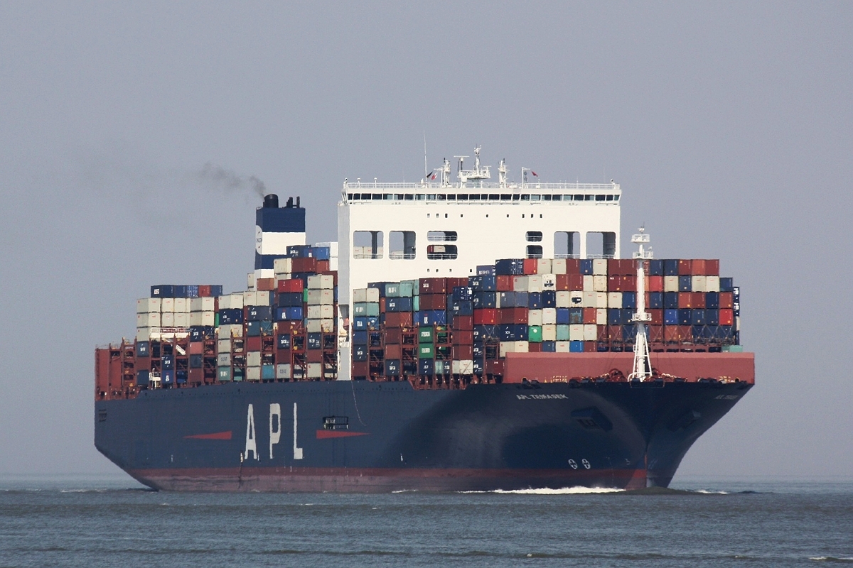 Container Ship APL Temasek (IMO:9631955) Gesamtlänge x Breite.397.88x51m am 18.04.2019 Elbe bei Cuxhaven.