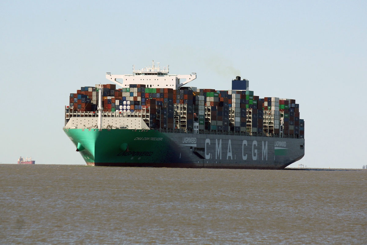 Container Ship CMA CGM TROCADERO (IMO:9839167) Flagge France auf der Elbe am 02.04.2023 bei Brokdorf.