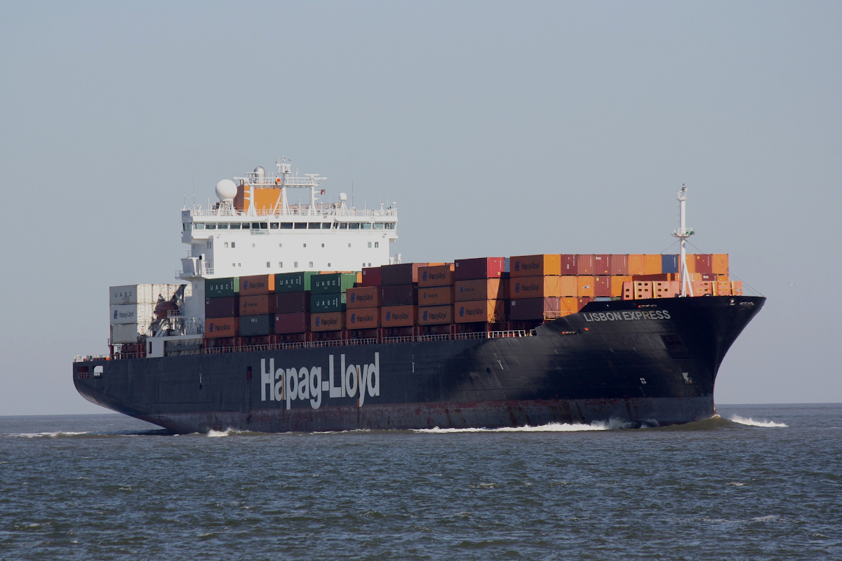 Container ship. LISBON EXPRESS (IMO:9108128) Flagge Bermuda Reederei Hapag Lloyd auf der Elbe am 12.08.2022 bei Cuxhaven.