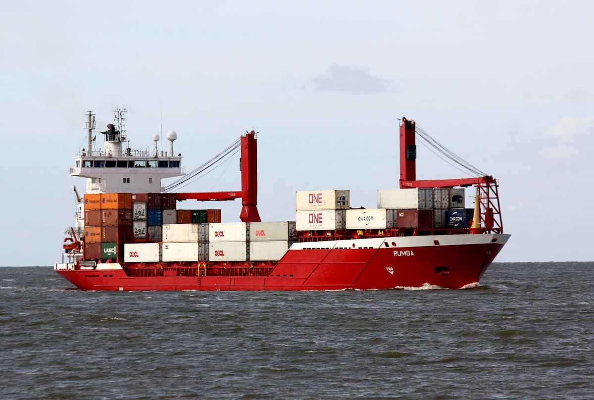 Container ship RUMBA (IMO:9264714) Flagge Portugal am 17.04.2024 auf der Elbe vor Cuxhaven.