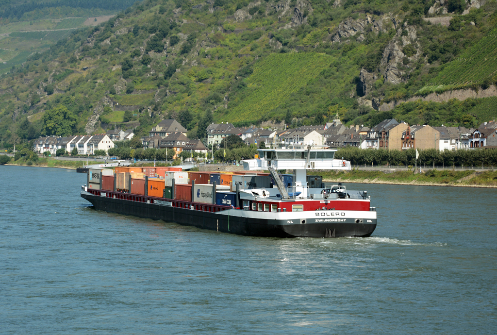 Containerfrachter  Bolero  auf dem Rhein in Kaub - 17.09.2014