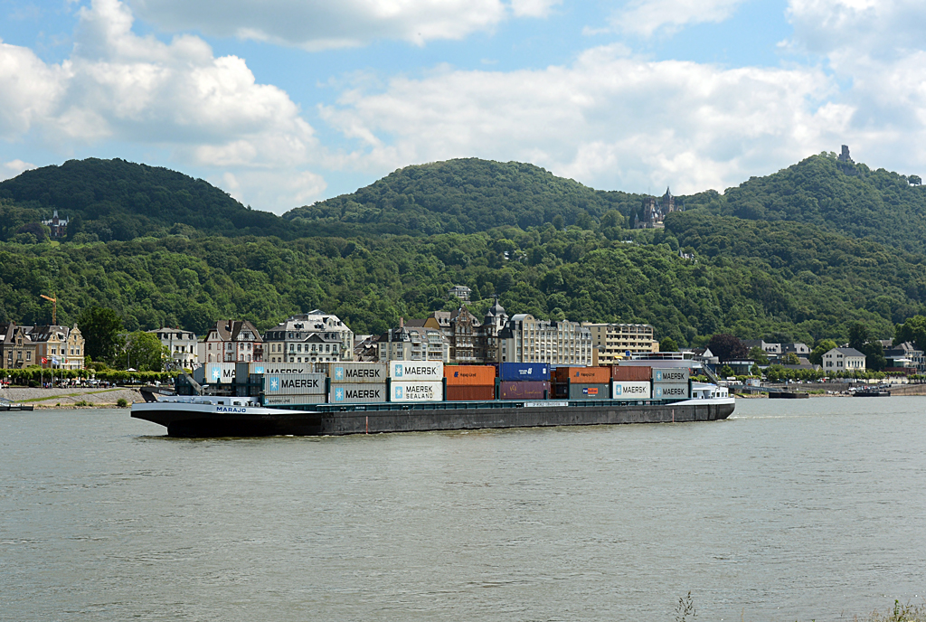 Containerfrachter  Marajo  bei Königswinter. Im Hintergrund rechts die Drachenburg und der Drachenfels. 31.05.2014
