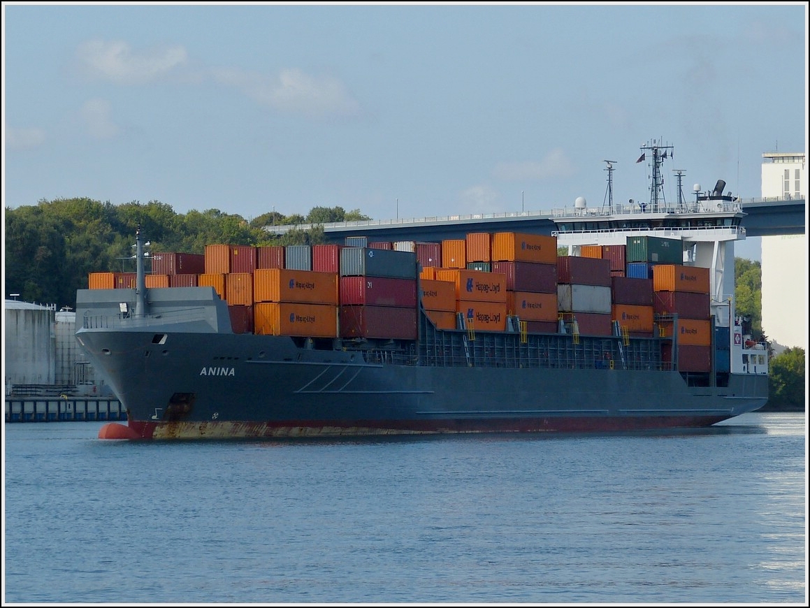 Containerfrachtschiff ANINA, Flagge GB, IMO 9354351, MMSI 235011250,Bj 2006, L 149m, B 23 m, max. geschw. 10,3 kn, Zuladung 13720 t, wartet nahe der Schleuse von Kiel im Nord- Ostsee Kanal auf die Einfahrt in eine Schleusenkammer.  18.09.2013