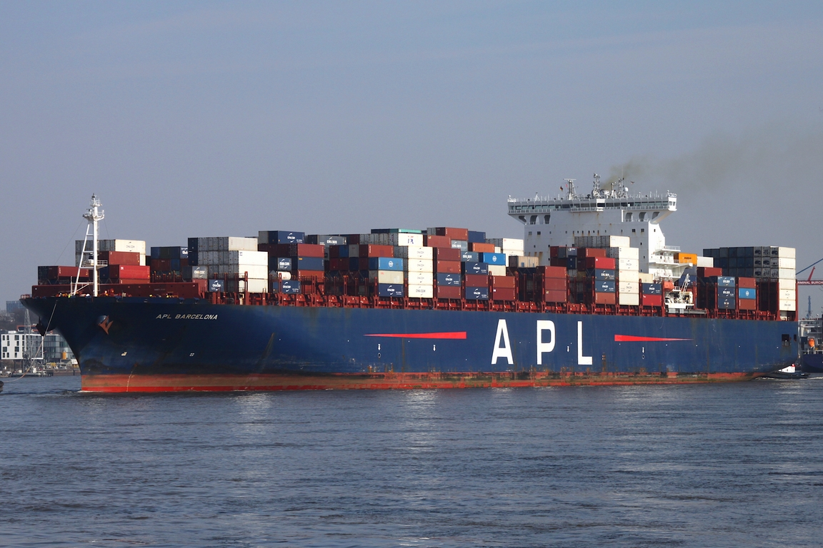 Containerfrachtschiff APL BARCELONA (IMO 9462043); Eigner/Betreiber: APL; Datum: 19.03.2026; Aufnahmeort: Elbe/Hafen Hamburg, Deutschland.