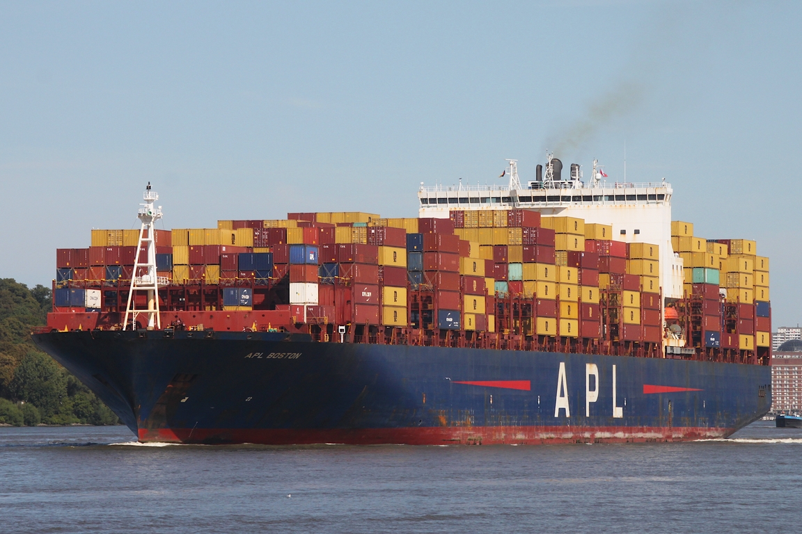 Containerfrachtschiff APL BOSTON (IMO 9597496); Datum: 12.08.2026; Aufnahmeort: Elbe/Hafen Hamburg, Deutschland.
