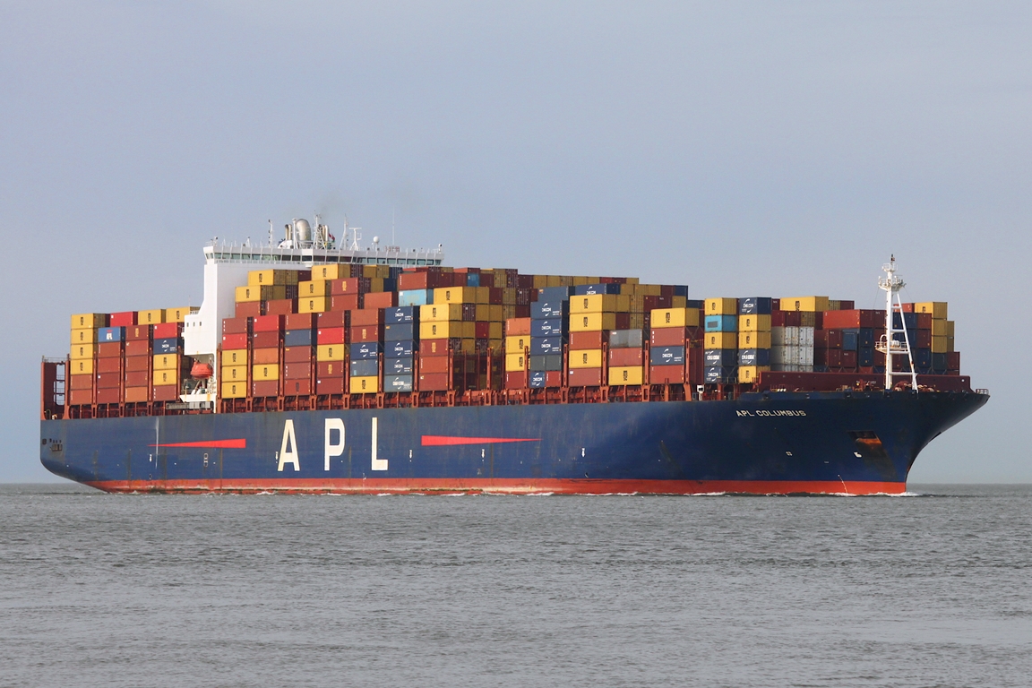 Containerfrachtschiff APL COLUMBUS (IMO 9597525); Datum: 15.09.2026; Aufnahmeort: Elbe/Cuxhaven, Deutschland.