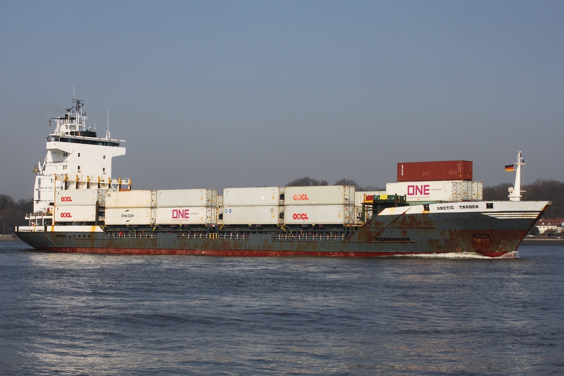 Containerfrachtschiff ARCTIC TRADER (IMO 9123324); Datum: 09.03.2026; Aufnahmeort: Elbe/Hafen Hamburg, Deutschland.
