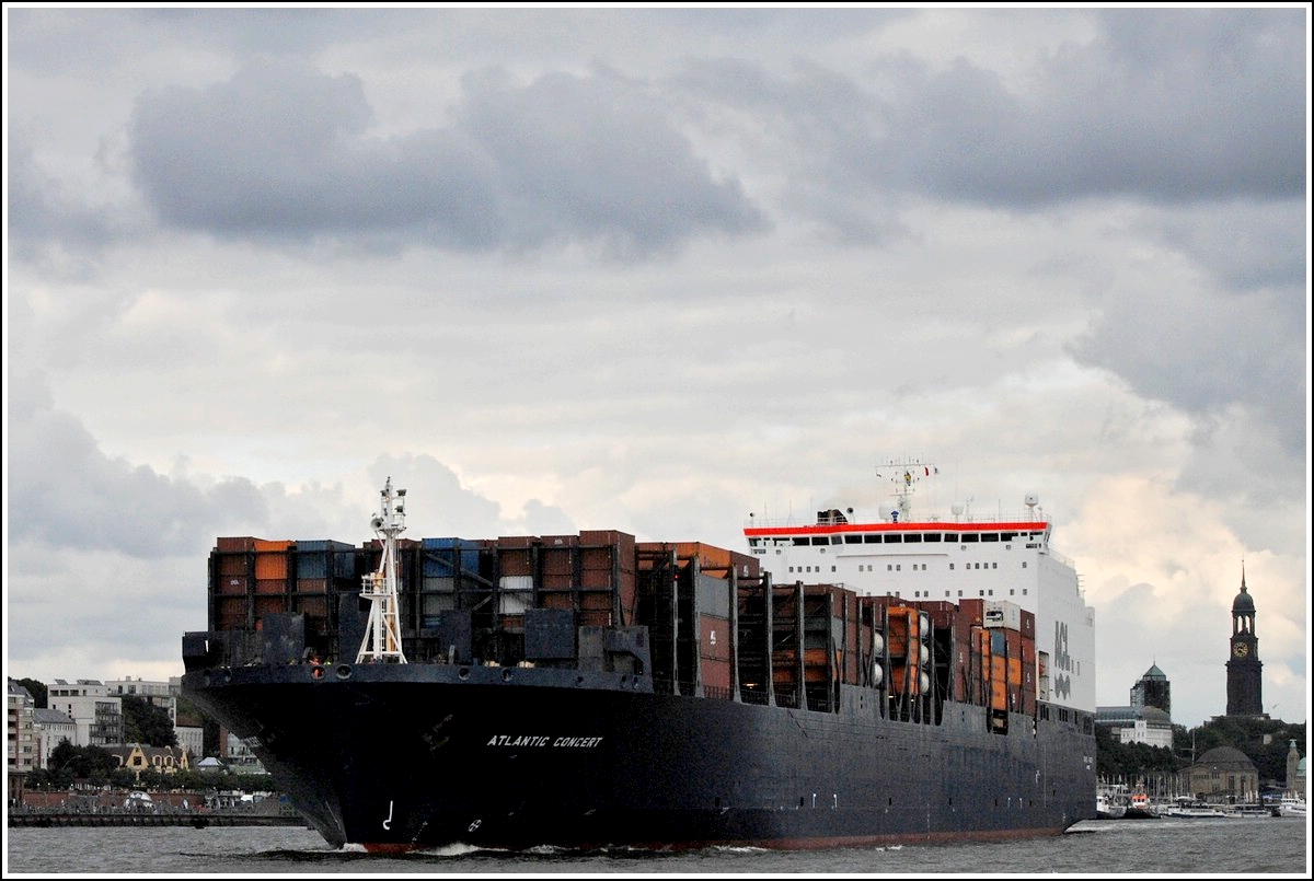 Containerfrachtschiff Atlantic Concert, Flagge Schweden, IMO 8214164, MMSI 265137000, L 291 m, B 32 m, Zuladung bis zu 46303 t, durchfhrt das Hafengebiet von Hamburg. 21.09.2013