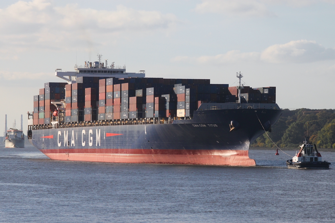 Containerfrachtschiff CMA CGM TITUS (IMO: 9450636); Datum: 04.10.2026; Aufnahmeort: Elbe/Hafen Hamburg, Deutschland.