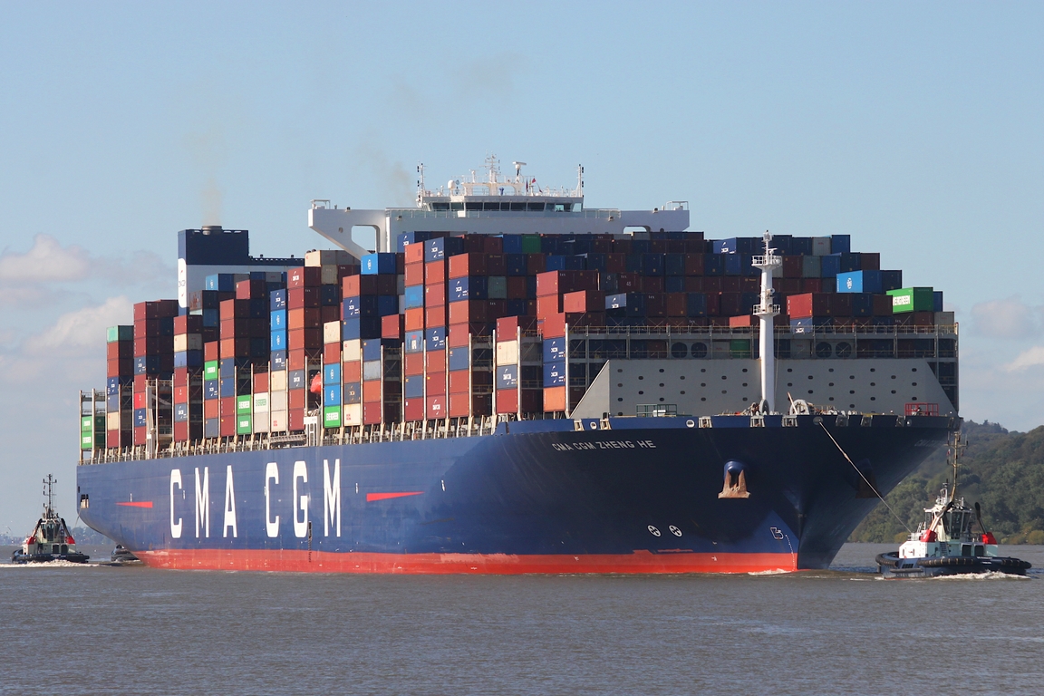 Containerfrachtschiff CMA CGM ZHENG HE (IMO: 9706906); Datum: 22.09.2026; Aufnahmeort: Elbe/Hafen Hamburg, Deutschland.