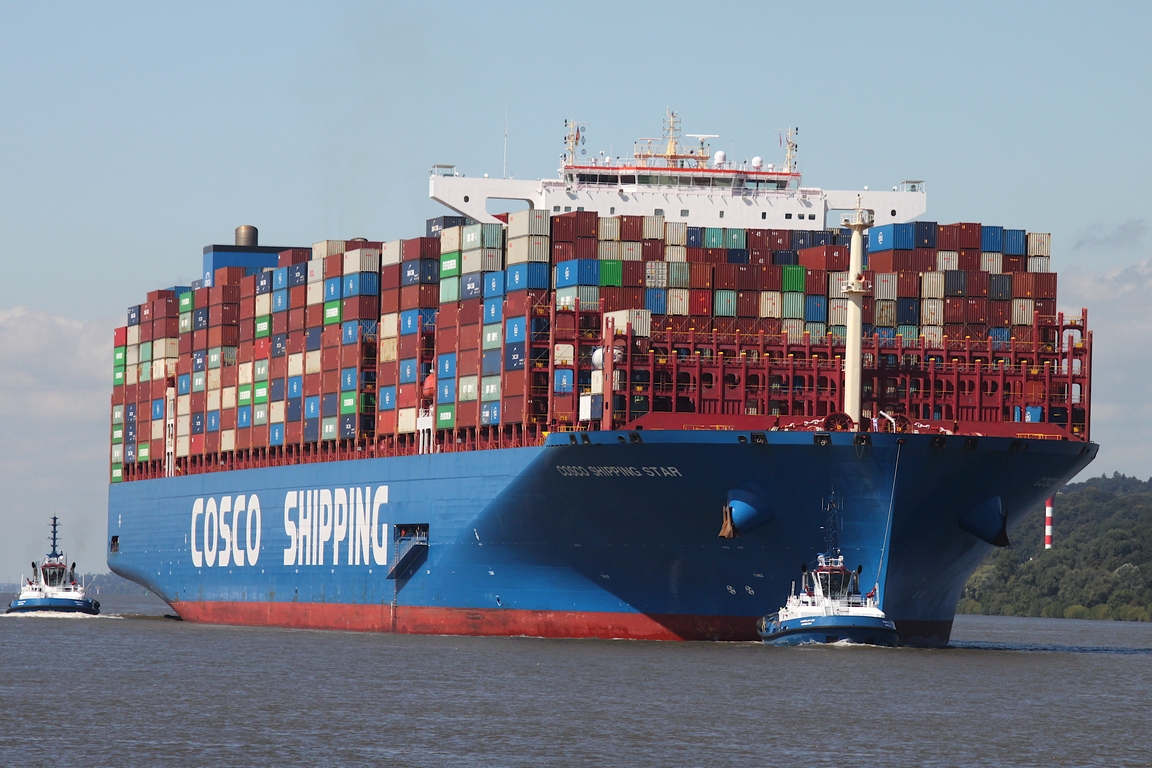 Containerfrachtschiff COSCO SHIPPING STAR (IMO 9795658); Eigner/Betreiber: COSCO; Datum: 19.08.2025; Aufnahmeort: Elbe/Hafen Hamburg, Deutschland.