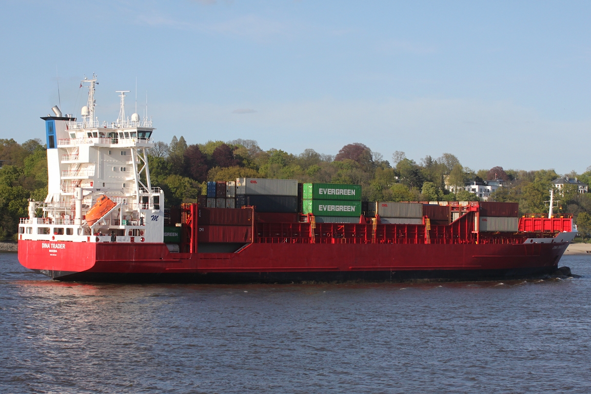 Containerfrachtschiff DINA TRADER (IMO 9354442); Datum: 26.04.2026; Aufnahmeort: Elbe/Hafen Hamburg, Deutschland.