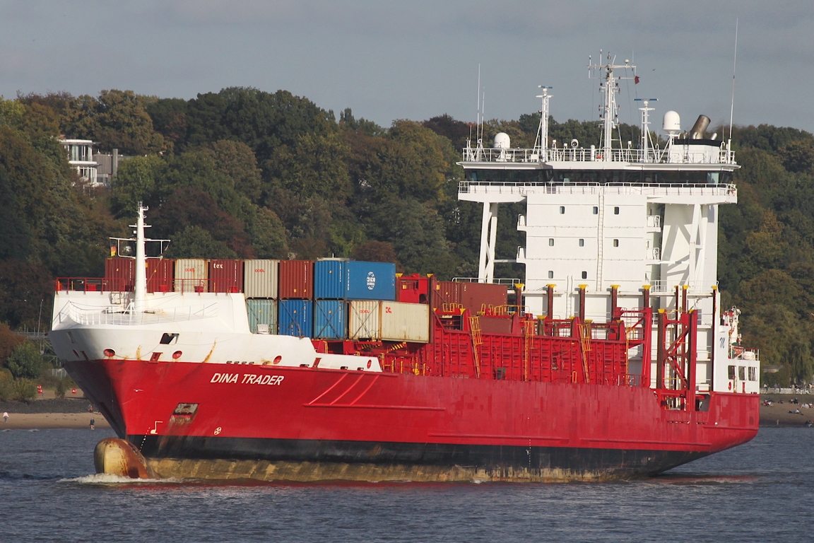Containerfrachtschiff DINA TRADER (IMO 9354442); Datum: 04.10.2026; Aufnahmeort: Elbe/Hafen Hamburg, Deutschland.