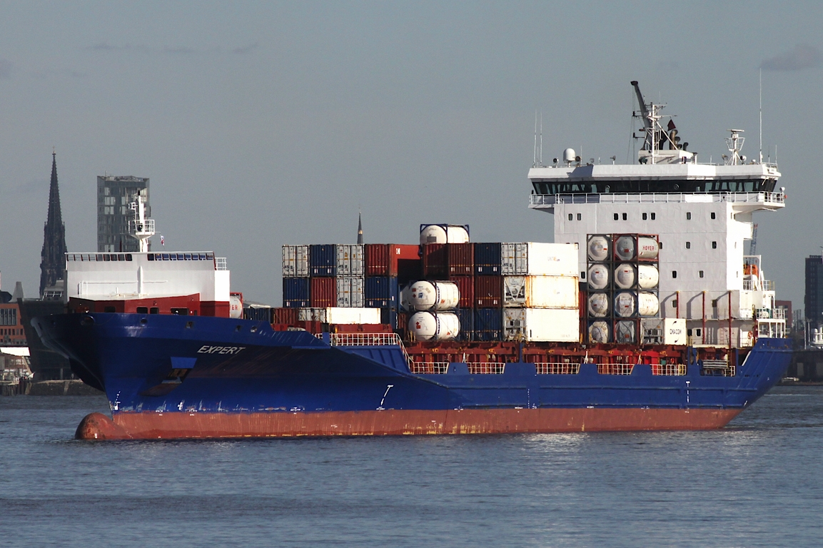Containerfrachtschiff EXPERT (IMO 9436305); Datum: 02.03.2026; Aufnahmeort: Elbe/Hafen Hamburg, Deutschland.