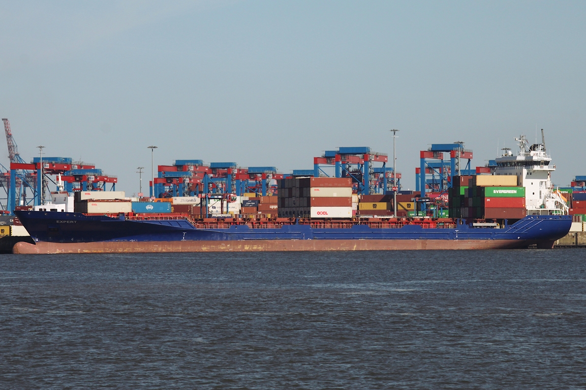 Containerfrachtschiff EXPERT (IMO 9436305); Datum: 28.05.2026; Aufnahmeort: Elbe/Hafen Hamburg, Deutschland.