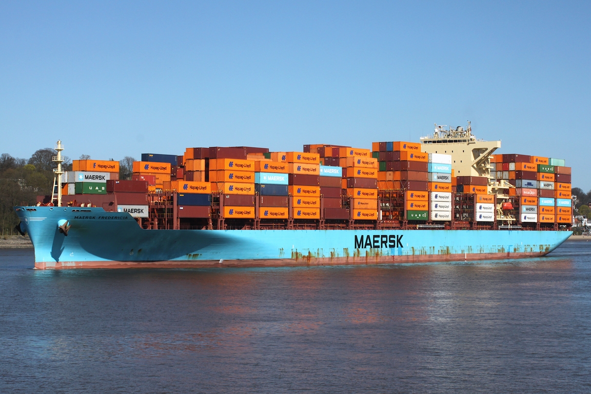 Containerfrachtschiff MAERSK FREDERICIA (IMO 9969077); Eigner/Betreiber: Maersk; Datum: 07.04.2026; Aufnahmeort: Elbe/Hafen Hamburg, Deutschland.