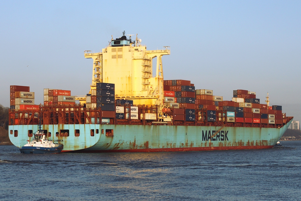 Containerfrachtschiff MAERSK LABREA (IMO 9527063); Eigner/Betreiber: Maersk; Datum: 05.03.2026; Aufnahmeort: Elbe/Hafen Hamburg, Deutschland.
